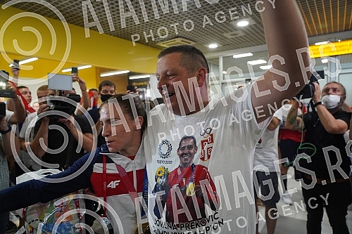 Karate player Jovana Prekovic, who won a gold medal and a gold water polo team of Serbia at the Olympic Games in Tokyo, arrived in Serbia and on that occasion a press conference was held at the Nikola Tesla Airport.Karatiskinja Jovana Prekovic koja 