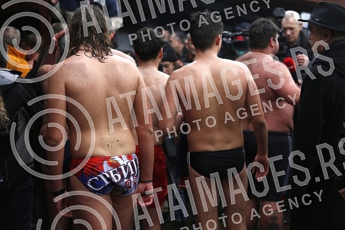 Members of the Royal Order of the Knights swam for an honorary cross on the edge of the Sava River to the Danube.Clanovi kraljevskog Reda Vitezova su plivali za casni krst na uscu reka Save u Dunav. 