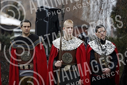 Members of the Royal Order of the Knights swam for an honorary cross on the edge of the Sava River to the Danube.Clanovi kraljevskog Reda Vitezova su plivali za casni krst na uscu reka Save u Dunav. 
