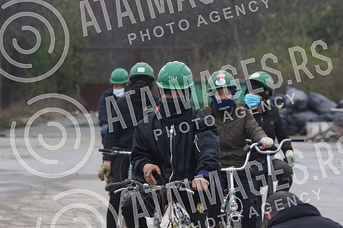 About 500 workers from Vietnam are housed in an improvised settlement near the Linglong construction site in Zrenjanin in overcrowded barracks and extremely inhumane conditions.Oko 500 radnika iz Vijetnama smesteno je u improvizovanom naselju u bli