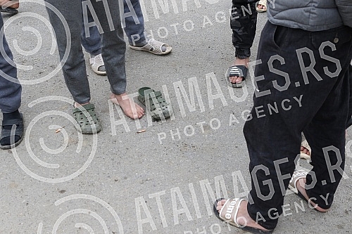 About 500 workers from Vietnam are housed in an improvised settlement near the Linglong construction site in Zrenjanin in overcrowded barracks and extremely inhumane conditions.Oko 500 radnika iz Vijetnama smesteno je u improvizovanom naselju u bli