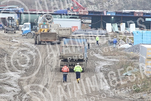 About 500 workers from Vietnam are housed in an improvised settlement near the Linglong construction site in Zrenjanin in overcrowded barracks and extremely inhumane conditions.Oko 500 radnika iz Vijetnama smesteno je u improvizovanom naselju u bli