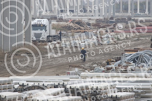 About 500 workers from Vietnam are housed in an improvised settlement near the Linglong construction site in Zrenjanin in overcrowded barracks and extremely inhumane conditions.Oko 500 radnika iz Vijetnama smesteno je u improvizovanom naselju u bli