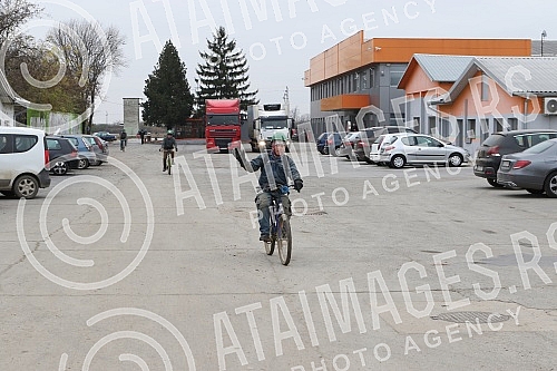 About 500 workers from Vietnam are housed in an improvised settlement near the Linglong construction site in Zrenjanin in overcrowded barracks and extremely inhumane conditions.Oko 500 radnika iz Vijetnama smesteno je u improvizovanom naselju u bli