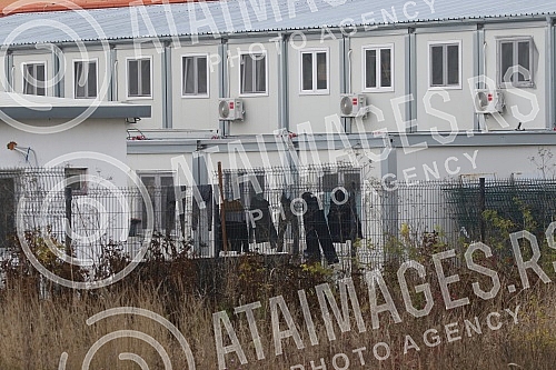 About 500 workers from Vietnam are housed in an improvised settlement near the Linglong construction site in Zrenjanin in overcrowded barracks and extremely inhumane conditions.Oko 500 radnika iz Vijetnama smesteno je u improvizovanom naselju u bli