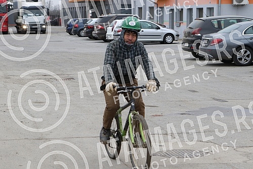 About 500 workers from Vietnam are housed in an improvised settlement near the Linglong construction site in Zrenjanin in overcrowded barracks and extremely inhumane conditions.Oko 500 radnika iz Vijetnama smesteno je u improvizovanom naselju u bli