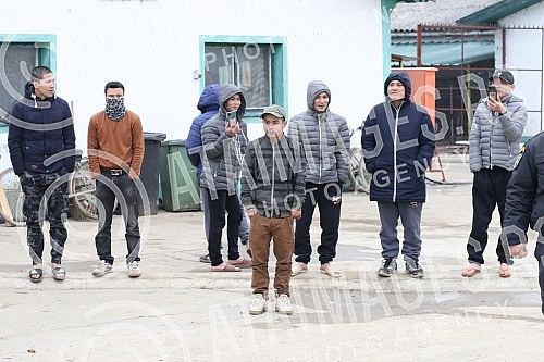 About 500 workers from Vietnam are housed in an improvised settlement near the Linglong construction site in Zrenjanin in overcrowded barracks and extremely inhumane conditions.Oko 500 radnika iz Vijetnama smesteno je u improvizovanom naselju u bli