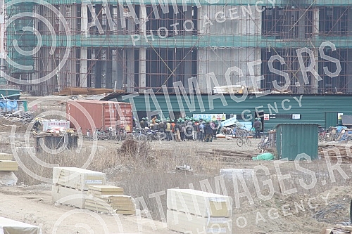 About 500 workers from Vietnam are housed in an improvised settlement near the Linglong construction site in Zrenjanin in overcrowded barracks and extremely inhumane conditions.Oko 500 radnika iz Vijetnama smesteno je u improvizovanom naselju u bli
