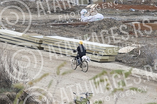 About 500 workers from Vietnam are housed in an improvised settlement near the Linglong construction site in Zrenjanin in overcrowded barracks and extremely inhumane conditions.Oko 500 radnika iz Vijetnama smesteno je u improvizovanom naselju u bli