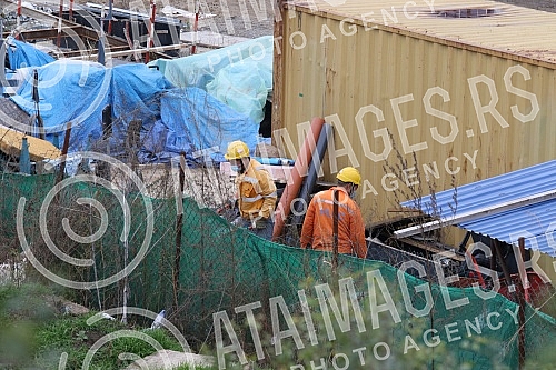 About 500 workers from Vietnam are housed in an improvised settlement near the Linglong construction site in Zrenjanin in overcrowded barracks and extremely inhumane conditions.Oko 500 radnika iz Vijetnama smesteno je u improvizovanom naselju u bli