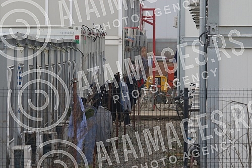 About 500 workers from Vietnam are housed in an improvised settlement near the Linglong construction site in Zrenjanin in overcrowded barracks and extremely inhumane conditions.Oko 500 radnika iz Vijetnama smesteno je u improvizovanom naselju u bli