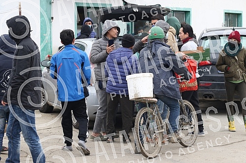 About 500 workers from Vietnam are housed in an improvised settlement near the Linglong construction site in Zrenjanin in overcrowded barracks and extremely inhumane conditions.Oko 500 radnika iz Vijetnama smesteno je u improvizovanom naselju u bli