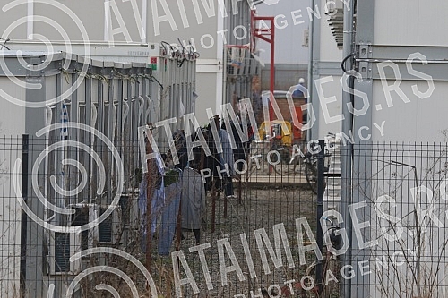 About 500 workers from Vietnam are housed in an improvised settlement near the Linglong construction site in Zrenjanin in overcrowded barracks and extremely inhumane conditions.Oko 500 radnika iz Vijetnama smesteno je u improvizovanom naselju u bli