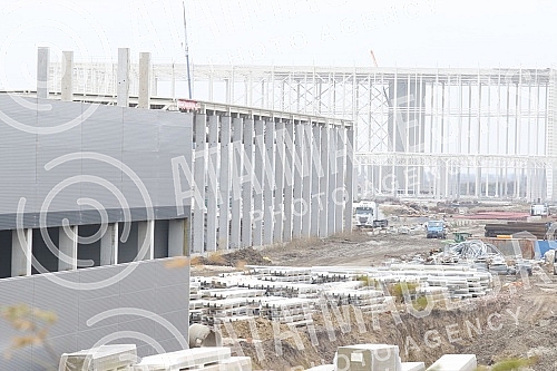 About 500 workers from Vietnam are housed in an improvised settlement near the Linglong construction site in Zrenjanin in overcrowded barracks and extremely inhumane conditions.Oko 500 radnika iz Vijetnama smesteno je u improvizovanom naselju u bli