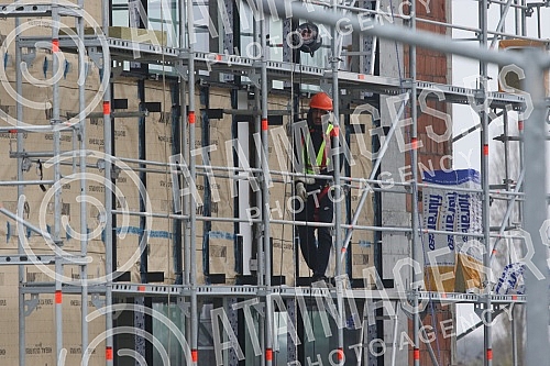 About 500 workers from Vietnam are housed in an improvised settlement near the Linglong construction site in Zrenjanin in overcrowded barracks and extremely inhumane conditions.Oko 500 radnika iz Vijetnama smesteno je u improvizovanom naselju u bli