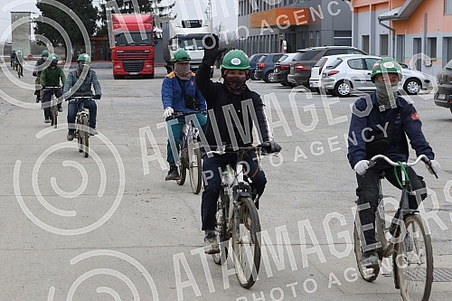 About 500 workers from Vietnam are housed in an improvised settlement near the Linglong construction site in Zrenjanin in overcrowded barracks and extremely inhumane conditions.Oko 500 radnika iz Vijetnama smesteno je u improvizovanom naselju u bli