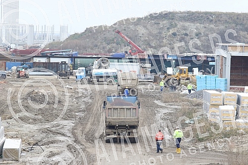 About 500 workers from Vietnam are housed in an improvised settlement near the Linglong construction site in Zrenjanin in overcrowded barracks and extremely inhumane conditions.Oko 500 radnika iz Vijetnama smesteno je u improvizovanom naselju u bli