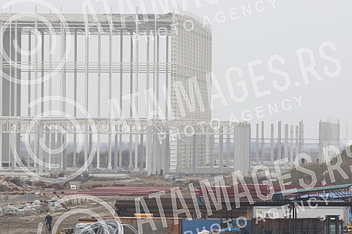 About 500 workers from Vietnam are housed in an improvised settlement near the Linglong construction site in Zrenjanin in overcrowded barracks and extremely inhumane conditions.Oko 500 radnika iz Vijetnama smesteno je u improvizovanom naselju u bli