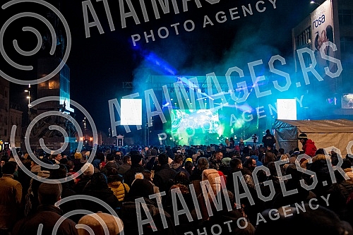 On Women's Day, March 8, the pop-rock band Bajaga and Instructors held a free concert in the low square of King Milan.Na Dan zena, 8. marta, pop-rok grupa Bajaga i instruktori odrzala je besplatan koncert na niskom trgu Kralja Milana.