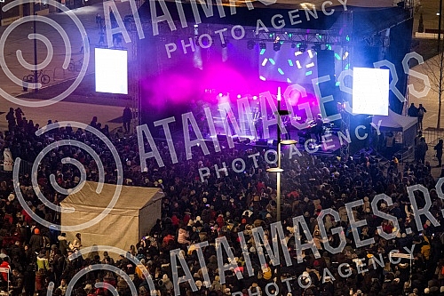 On Women's Day, March 8, the pop-rock band Bajaga and Instructors held a free concert in the low square of King Milan.Na Dan zena, 8. marta, pop-rok grupa Bajaga i instruktori odrzala je besplatan koncert na niskom trgu Kralja Milana.