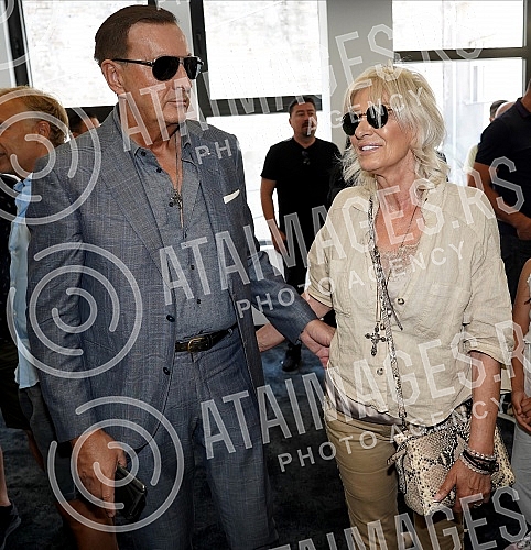 The premiere of the song and the screening of the video 