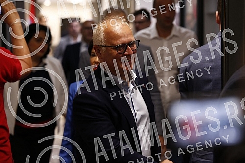 The Serbian Progressive Party is holding a session of the Presidency at the SNS headquarters, at which a decision will be made on the candidate of the Progressives for the mayor of Belgrade.Srpska napredna stranka odrzava sednicu Predsednistva  sed