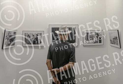 Photographer Goran Sivacki, a member of the editorial board of the MONDO portal, organized an exhibition of his photographs taken during the state of emergency and the coronavirus epidemic at the Singidunum gallery.Fotograf Goran Sivacki, clan reda