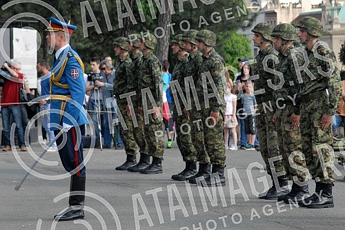 Pripadnici Garde Vojske Srbije su povodom 9. maja - Dana pobede protiv fasizma, izvrsli pocasnu paljbu ispaljivanjem 10 plotuna iz sest artiljerijskih oruzja na Kalemegdanu.