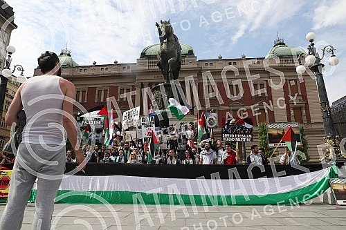 A rally in support of the Palestinian people in Jerusalem was held at the Monument to Prince Mikhail on Republic Square, organized by the Palestinian Diaspora in Serbia. Kod Spomenika knezu Mihailu, na Trg Republike odrzan skup podrske palestinskom