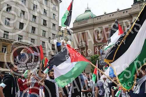 A rally in support of the Palestinian people in Jerusalem was held at the Monument to Prince Mikhail on Republic Square, organized by the Palestinian Diaspora in Serbia. Kod Spomenika knezu Mihailu, na Trg Republike odrzan skup podrske palestinskom