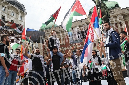 A rally in support of the Palestinian people in Jerusalem was held at the Monument to Prince Mikhail on Republic Square, organized by the Palestinian Diaspora in Serbia. Kod Spomenika knezu Mihailu, na Trg Republike odrzan skup podrske palestinskom