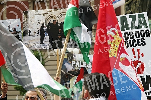 A rally in support of the Palestinian people in Jerusalem was held at the Monument to Prince Mikhail on Republic Square, organized by the Palestinian Diaspora in Serbia. Kod Spomenika knezu Mihailu, na Trg Republike odrzan skup podrske palestinskom