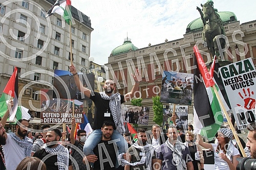 A rally in support of the Palestinian people in Jerusalem was held at the Monument to Prince Mikhail on Republic Square, organized by the Palestinian Diaspora in Serbia. Kod Spomenika knezu Mihailu, na Trg Republike odrzan skup podrske palestinskom