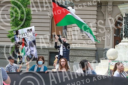 A rally in support of the Palestinian people in Jerusalem was held at the Monument to Prince Mikhail on Republic Square, organized by the Palestinian Diaspora in Serbia. Kod Spomenika knezu Mihailu, na Trg Republike odrzan skup podrske palestinskom