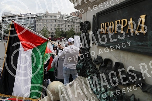 A rally in support of the Palestinian people in Jerusalem was held at the Monument to Prince Mikhail on Republic Square, organized by the Palestinian Diaspora in Serbia. Kod Spomenika knezu Mihailu, na Trg Republike odrzan skup podrske palestinskom