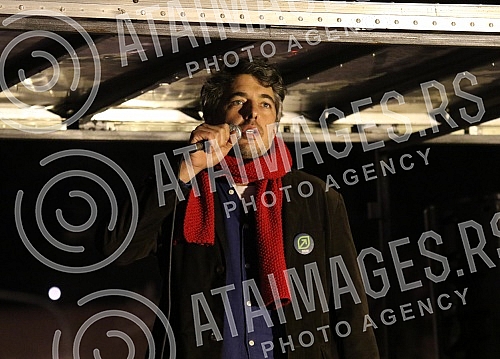Several organizations and political parties called on citizens to gather in Belgrade's Republic Square, where those arrested and beaten during a peaceful protest and representatives of the organizers involved in the blockade will address those gather