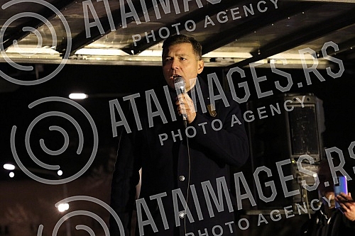 Several organizations and political parties called on citizens to gather in Belgrade's Republic Square, where those arrested and beaten during a peaceful protest and representatives of the organizers involved in the blockade will address those gather