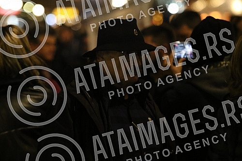 Several organizations and political parties called on citizens to gather in Belgrade's Republic Square, where those arrested and beaten during a peaceful protest and representatives of the organizers involved in the blockade will address those gather