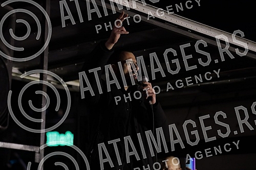 Several organizations and political parties called on citizens to gather in Belgrade's Republic Square, where those arrested and beaten during a peaceful protest and representatives of the organizers involved in the blockade will address those gather