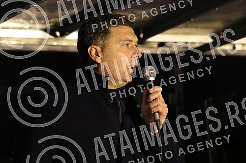 Several organizations and political parties called on citizens to gather in Belgrade's Republic Square, where those arrested and beaten during a peaceful protest and representatives of the organizers involved in the blockade will address those gather