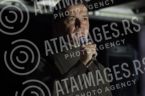 Several organizations and political parties called on citizens to gather in Belgrade's Republic Square, where those arrested and beaten during a peaceful protest and representatives of the organizers involved in the blockade will address those gather