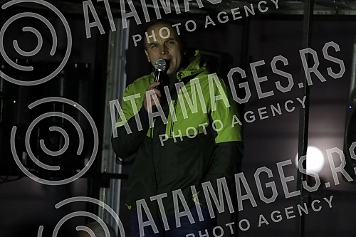 Several organizations and political parties called on citizens to gather in Belgrade's Republic Square, where those arrested and beaten during a peaceful protest and representatives of the organizers involved in the blockade will address those gather