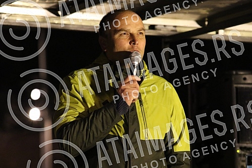 Several organizations and political parties called on citizens to gather in Belgrade's Republic Square, where those arrested and beaten during a peaceful protest and representatives of the organizers involved in the blockade will address those gather