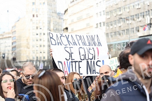 The third protest for safe air of the Eco Guard Association started in Terazije.Treci po redu protest za bezopasni vazduh udruzenja Eko straza poceo je na Terazijama.