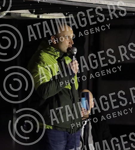 Several organizations and political parties called on citizens to gather in Belgrade's Republic Square, where those arrested and beaten during a peaceful protest and representatives of the organizers involved in the blockade will address those gather