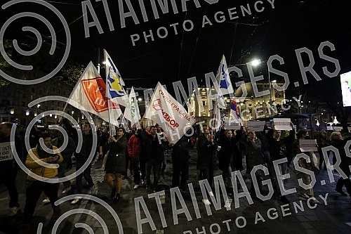 Several organizations and political parties called on citizens to gather in Belgrade's Republic Square, where those arrested and beaten during a peaceful protest and representatives of the organizers involved in the blockade will address those gather