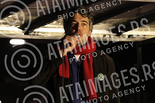 Several organizations and political parties called on citizens to gather in Belgrade's Republic Square, where those arrested and beaten during a peaceful protest and representatives of the organizers involved in the blockade will address those gather