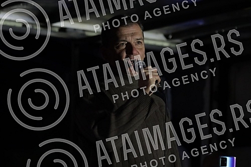 Several organizations and political parties called on citizens to gather in Belgrade's Republic Square, where those arrested and beaten during a peaceful protest and representatives of the organizers involved in the blockade will address those gather