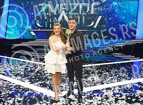 The finals of the 15th season of the Zvezda Granda music competition are being held in the Grand Studio, and 16 candidates are fighting for the award.Finale 15. sezone muzickog takmicenja Zvezde Granda odrzava se u Grand studiju,  a za nagradu se b
