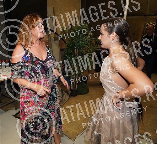 The finals of the 15th season of the Zvezda Granda music competition are being held in the Grand Studio, and 16 candidates are fighting for the award.Finale 15. sezone muzickog takmicenja Zvezde Granda odrzava se u Grand studiju,  a za nagradu se b